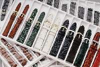 KONVOLUT: 504 LEDERBäNDER FüR HERREN- UND DAMENARMBANDUHREN, DIV. HERSTELLER, DIV. FARBEN, VORW. KLASS. DESIGN, MEIST KALBSLEDER,Z.T. MIT ...