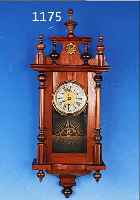 KLEINE WANDUHR, UHRENFABRIK HALLER, SCHWENNINGEN, UM 1910, VERZIERTES HOLZGE- HäUSE, ORIG. AUFSATZ, METALLZIFFERBLATT (ALTERSBED. ...