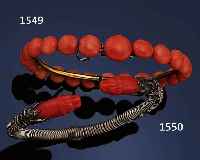 ARMREIF MIT KORALLEN, DEUTSCH UM 1890, METALL VERGOLDET, AUSGEFALLENE FORM MIT RUNDUMBESETZTEN KORALLEN-BOUTONPERLEN IM VERLAUF, ...
