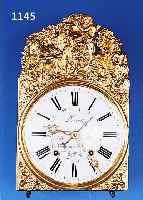 COMTOISE MIT DATUMSANZEIGE, FRANKREICH, UM 1870, GEPRäGTE MESSINGUMRANDUNG, IM GIEBEL DARSTELLUNG EINER WEINLESESZENE, FLORAL ...