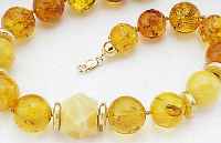 DESIGNERCOLLIER M. BERNSTEIN, ZWISCHENTEILEUND SCHLIEßE SILBER VERGOLDET, Z.T. MIT FROST-DEKOR, OPAKE UND TRANSPARENTE BERNSTEINKUGELN D. 22 - 25 ...