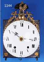 SELTENE FRüHE COMTOISE, FRANKREICH, UM 1795/1799, GEGOSSENE ORGIN. BEKRöNUNG MITHAHN UNTER LEEREM MEDAILLON (ZEIT DES ...