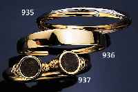 ARMREIF MIT BRILLANTEN, GG/WG/RG 750/000, 18 BRILLANTEN ZUS. CA. 0.73 CT WEIß/LUPEN- REIN, D. CA. 6.6 CM, TOTAL CA. 38.7 G, EHEM. UNVERB. ...