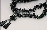 COLLIER UND PAAR OHRGEHäNGE, CSSR UM 1950 FüR PARISER HAUTE COUTURE, SCHWARZES UND MATT-KLARES GLAS, Z.T. FACETT., Z.T. IN DIE FORM/ VOR DER ...