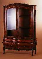 AUFSATZVITRINE, STILMöBEL, 60ER JAHRE, BAROCKSTIL, NUßBAUMFURNIER, Z.T. QUERFURNIERT,BANDINTARSIEN, VIER SCHüBE UNTEN, OBEN VIER- SEITIG ...