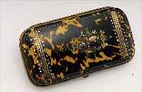 BRILLENETUI MIT SCHILDPATT, FRANKREICH UM 1870, NAPOLEON III, SCHILDPATT MIT GOLDPI- KEEEINLAGE UND PERLMUTT, L. BERIEBEN, SEITL. MIT LEDER, ...