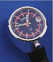 KIENZLE HERRENARMBANDUHR SWISSONIC, SCHWEIZ/DEUTSCHLAND UM 1970, MASSIV METALLGEH., MATT VERCHR., EXTREM AM BODEN GEW. (AUF RIST DES ...