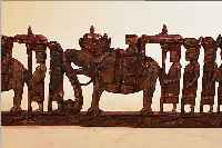 TüRFRIES, OSTJAVA, 19. - 20. JH., SIPHONHOLZ, RESTE ALTER BEMALUNG , PROZESSION EINES FüRSTEN, VERGOLDUNG SEK., L. 199 CM, B. 35 CM