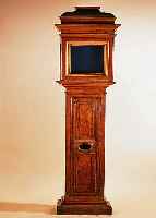GEHäUSE EINER STANDUHR, WOHL NORDDT. RAUM, UM 1760-1780, VERZIERTES U. MASERIERTES FICHTENHOLZ, REICH PROFILIERT, 2-TEILIG, TüRE U. ...