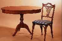 TISCH, UM 1890/1900, KIRSCHBAUM, 74 X 115 X 70 CM DAZU VIER STüHLE, UM 1905-10, BUCHE KIRSCHBAUMFARBEN GEBEIZT, ...