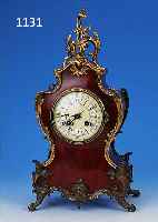 PENDULE, FRANKREICH, UM 1870, GESCHWUNGENES HOLZGEHäUSE IM LOUIS XV-STIL, DREISEITIG MIT SCHILDPATT BELEGT, APPLIKATIONEN IN BLATTFORM,FLORALE ...