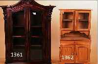 WANDSCHRäNKCHEN, WEICHHOLZ, UM 1900, RESTAU-RIERT, DUNKEL GEBEIZT, TüREN VERGLAST, FLORALESCHNITZARBEIT IM GIEBEL, MIT SEK. WANDHALTERN,ALTERSBED. ...