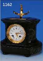 KAMINUHR, FRANKREICH UM 1880/90, SCHWARZER KALKSTEIN MIT GRüN GEäDERTEN MARMOREINLAGEN, FACAETT. GLASDECKEL VORNE U. HINTEN, EMAILZIF-FERBLATT ...