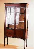 GLASVITRINE, ENGLAND, LOUIS XVI-STIL, UM 1900, NUß, MIT BANDINTARSIEN, DREISEIT. VERGLAST,BLEIVERGLASUNG AN DEN TüREN, RüCKWAND UND 3 ...