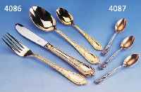 70-TEILIGES BESTECK, HARTVERGOLDET, SOLINGEN, IM ORIG.KOFFER, NAHEZU UNBENUTZT, BAROCK- STIL, BEST. AUS: 12 MESSER, 12 GABELN UND 12 LöFFEL, ...