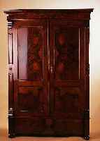 GRüNDERZEITSCHRANK, UM 1890, KORPUS WEICH- HOLZ, NUß/WURZELNUß, FURNIERT, Z. TEIL GE- SPIEGELT, LISENEN AUS DEM VOLLHOLZ, ...