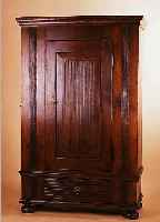 SCHRANK, WOHL MITTELDEUTSCH/BERLIN UM 1830/40, EICHE MASS., RESTAURIERT, SCHWENKBARE KLEI-DERHAKEN, TüR KASSETTIERT UND EINE SCHUBLADE MIT ...