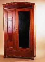 SCHRANK, WOHL DEUTSCH, UM 1900, KIRSCH- FURNIER, EINE TüR FACETTIERT VERSPIEGELT, IM GIEBEL U. LINKER TüR ZEITTYP. SCHNITZARBEITEN AUF ...