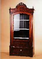 SCHRANK, MITTELDT., UM 1835/45, LOUIS PHIL.,BIRKE-AHORFURNIER, 1-TüRIG VERGLAST, 3 EINLEG-BöDEN, 1 SOCKELSCHUBLADE VERSCHLOSSEN (OHNE PASSENDEN ...