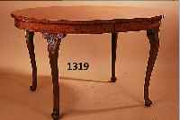 OVALER AUSZIEHTISCH, DEUTSCH, UM 1900, PLATTE VOGELAHORN MIT UMLAUFENDEN INTARSIEN, 1 EINLEGEBODEN, BEINE NUß SEK., ALTERSBED. ...