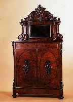 VERTIKO, DEUTSCH, UM 1870, NUßBAUMWURZEL- FURNIER, AUFSATZ MIT SCHNITZEREIEN UND FACETT.SPIEGELEINSATZ, TüRFüLLUNGEN MIT AUFGELEGTEN ...