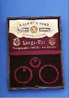A.LANGE & SÖHNE UHRENETUI, ORIG., LEDERBEZ.,AUßEN NUTZSP. ALTERSBED., INNEN PERF. ERHAL- TUNG, RESERVE-ZUGFEDER U. SAVONETTEGL. ERH., FüR ...