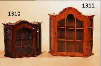 WANDSCHRäNKCHEN, UM 1960/70, 3-SEITIG VER- GLAST, MAHAGONIFARBEN GEBEIZT, 2 EINLEGEBöDEN,GERINGE GEBRAUCHSSPUREN, CA. 51X57X17 CM