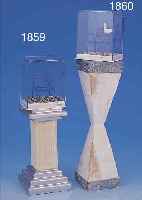 DURY, SüDFRZ. OBJEKTKüNSTLER, HOLZSäULE MIT PLASTIKSTUHL IN SCHAUKASTEN, HANDSIGN., H. CA. 35 CM