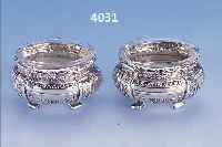 SALZSCHäLCHENPAAR, FRANKREICH UM 1890, 950ER SILBER, KLASSIZISTISCHE DEKOR MIT BLUMENGRILANDEN, LOUIS-SEIZE-BANDVERZIERUNG, 4 FüßE, 1 ...