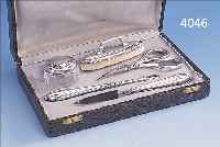 NAGELSET, 835ER SILBER, DEUTSCH UM 1900, MEISTERMARKE LUTZ & WEISS PFORZHEIM, BEST. AUSSCHERE, NAGELSCHIEBER, FEILE, POLIERER UND TIEGEL MIT ...