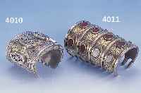 BREITER TURKMENEN-ARMREIF, SILBER TEILVER- GOLDET, EINSäTZE KARNEOL, UM 1910/20, PRUNKVOLL, VGL. LIT.: H. RUDOLPH, DER ...