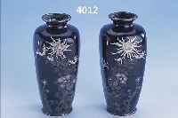 VASENPAAR, JAPAN UM 1910/15, NäHE ZU ANDO JUBEY, KORPUS KUPFER, DUNKELBLAU EMAILLIERT MIT CHRYSANTHEMENMOTIV IN CLOISONNE-EMAIL MIT ...