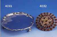 ANBIETTABLETT AUF 3 FüßEN, PORTUGAL UM 1920/ 30, 916ER SILBER, BAROCKSTIL, MITTIG MONOGR., CA. 450 G, H CA. 4 CM, D CA. 23 CM