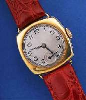LONGINES DAMENARMBANDUHR, SCHWEIZ UM 1926, GG 750/000, CARREE-CAMBRE, BODEN U. GLASR. GEDR., BLATT ALTERSBED. FL., STD.-ZEICHEN EMAILL., ...