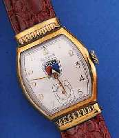 BENRUS HERRENARMBANDUHR, SCHWEIZ/USA UM 1952, METALL, TONNENFORM, GG-AUFL., BER., EDELST.-BODEN GEDR., BLATT REST., FORDLOGO SPäTER, KL. ...