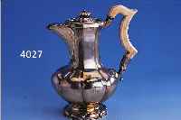 KAFFEEKANNE, DEUTSCH UM 1830, 12-LöTIG, SIGN. DREWES, REINE TREIBARBEIT, GRIFF UND DECKELBEKRöNUNG ELFENBEIN (HAARRISSIG), AUS DEM ...