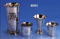 4 BECHER & VASEN, 3X UM 1930, 830ER SILBER 1X HEIMBüRGER KOPENHAGEN 1931, H CA. 5.8 CM, 1X BRATLAND DäNEMARK, 925ER SILBER, H CA. 15 CM, AM ...