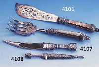 FRAUENDOLCH, RUßLAND, KAUKASUS VON 1850, 76ER SILBER, TAUSCHIERT UND GRAVIERT, KLINGE KUPFER, L CA. 18 CM, VERBEULT, WURDE AUCH ALS ...