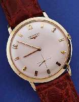 LONGINES HERRENARMBANDUHR, SCHWEIZ/USA UM 1965, GG 585/000, FLACHE GESAMTAUSF., BODEN GEDR., VERS. BLATT M. AUFGES., PROFILIERTEN ...