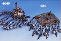 TURKMENENSCHMUCK: SCHMUCK DER MäDCHENMüTZE, UM 1900, SILBER TEILVERGOLDET, GRAV., GLöCKCHENABHäNGUNG, KARNEOLBESATZ, SCHöNE SCHWERE ...