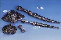 KONVOLUT 2 GüRTELSCHLIEßEN UND PAAR KNOPF- SCHMUCK, RUßLAND/KAUKASUS UM 1900, 84ER SILBER, TAUSCHIERT, TYP. SäBELVERSCHLUß, 1 X B ...