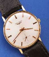 LONGINES HERRENARMBANDUHR, SCHWEIZ UM 1976, ROSE-G. 750/000, BODEN GEDR., VERS. BLATT M. AUFGEL. ROSE-G.-STD.-ZEICHEN U. ZEIGERN, LE- DERB. NEU, ...