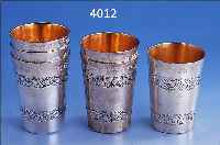6 BECHER, JUDAIKA, 925ER SILBER, INNENVERGOL- DUNG, TOTAL CA. 850 G, HEBRäISCHER IN- SCHRIFT: GESEGNET SOLL SEIN DER DIESEN WEIN TRINKT, H ...