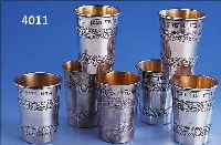 7 BECHER, JUDAIKA, 925ER SILBER, INNENVERGOL- DUNG, TOTAL CA. 770 G, HEBRäISCHER IN- SCHRIFT: GESEGNET SOLL SEIN DER DIESEN WEIN TRINKT, H ...
