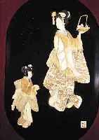 LACKTAFEL, JAPAN, UM 1890, SCHWARZLACK MIT GESCHNITZTEN ELFENBEIN- UND PERLMUTTEINLAGEN, IM OVAL CA. 63,5 X 39 CM, GESAMTMAßE CA. 91 X 48,5 CM