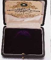 ORIGINAL TASCHENUHRKASTEN DER DEUTSCHEN PRäZISIONSUHRENFABRIK GLASHüTTE/SACHSEN, M. GARANTIESCHEIN FüR UHR NR. 202267, VERKäU- ...