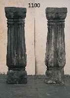 PAAR PALASTDOPPELSäULEN, INDIEN, UM 1800, SANDSTEIN GEHAUEN, H. CA. 137 CM