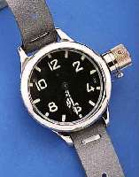 TAUCHERUHR, RUßLAND UM 1980, EDELST. POL., KAUTSCHUK/TEXTILBAND, MINERALFLACHGL., EINGE- BAUTES TASCHENUHRWERK, LüNETTE U. KRONESCHUTZ GESCHR. ...