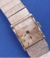 LONGINES HERRENARMBANDUHR, SCHWEIZ UM 1942, NEUTR. METALLGEH. VERCHR./BER., KONKAVGL. 3- FLäCHIG, BODEN EDELST. GEDR., BLATT STREIFEN- FöRM. ...