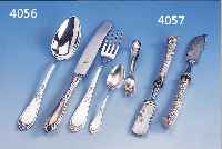 BUTTER- UND KäSEMESSSER, 800ER SILBER, WMF?, GRIFFE IN FORM VON STIL. GEWEIHENDEN, GE- FüLLT, LEICHT HERAUSGEWACHSEN, METALLKLINGEN MIT ...